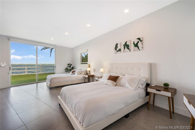 Building Photo - 1413 N Venetian Way