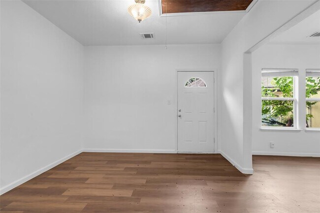 Building Photo - 3925 Woodleigh St