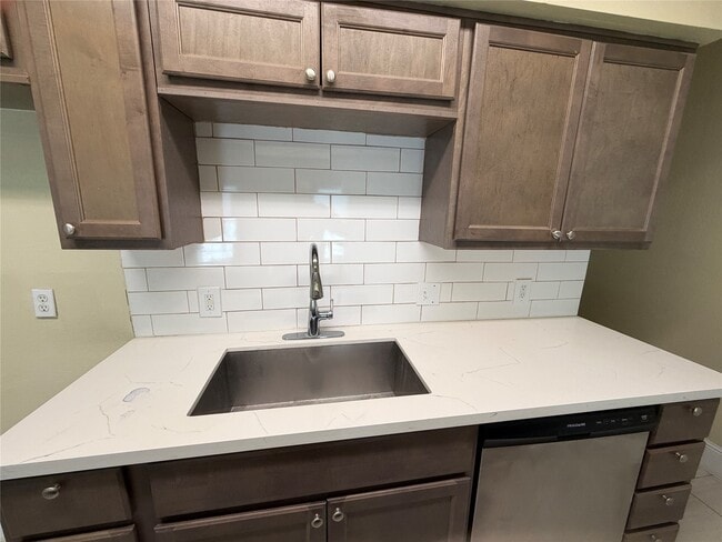 Building Photo - 2501 Maple St