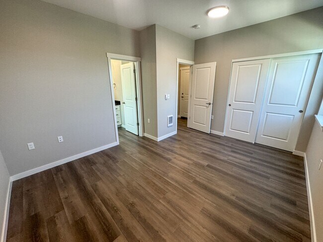 Building Photo - SAW3781