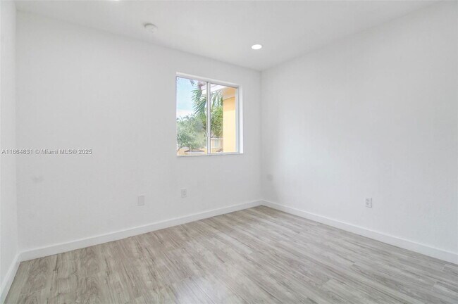 Building Photo - 1543 SE 24th Ct