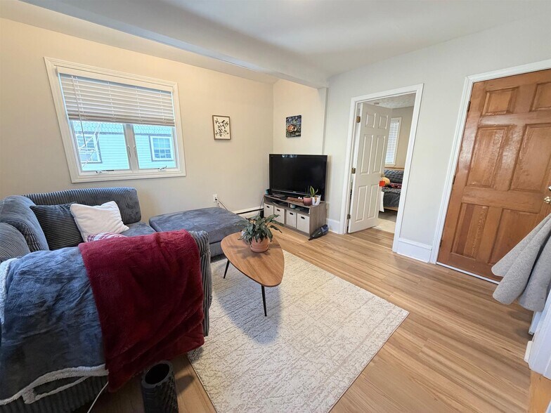 Building Photo - 72 College Ave