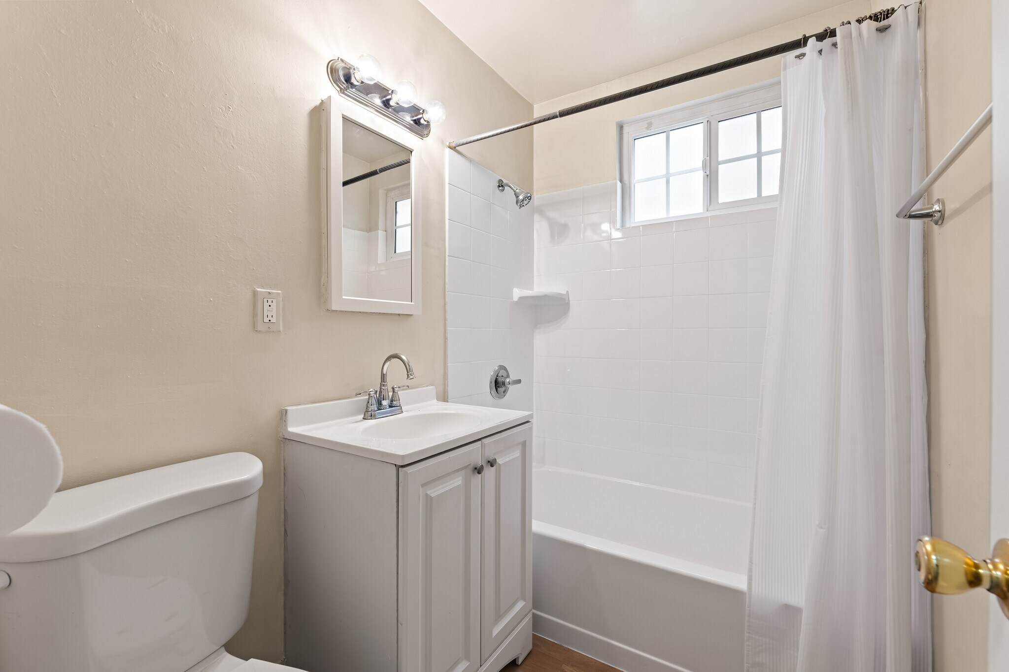 Newly glazed shower and tub - 9226 Palm St
