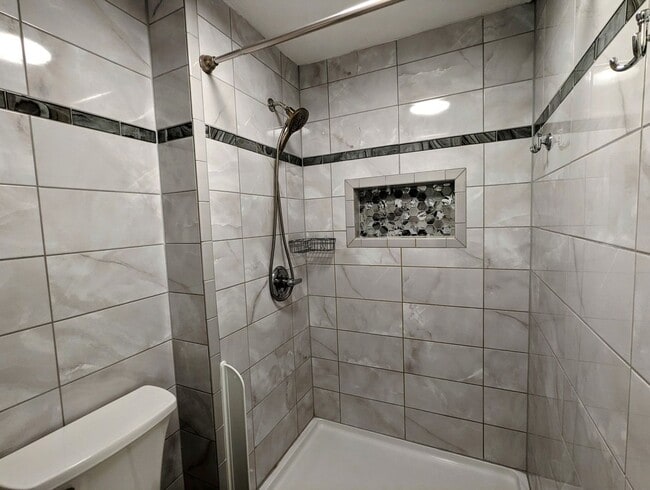 Building Photo - Center Hall Colonial for rent in Hudson!