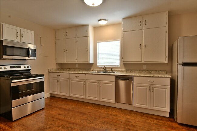 Building Photo - 409 E Austin St