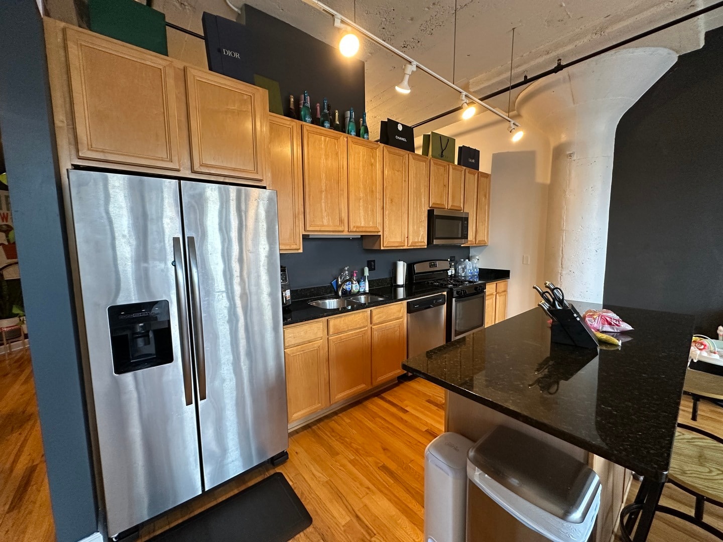 Building Photo - 221 E Cullerton St