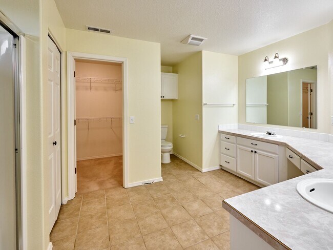 Building Photo - 643 Meadowbrook Ln