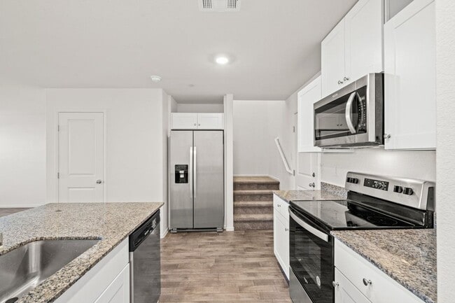 Building Photo - Modern 3 Bedroom Town House near Exploration Peak Park