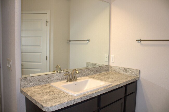 Building Photo - 4BR/2BA home available for rent in Weeki Wachee