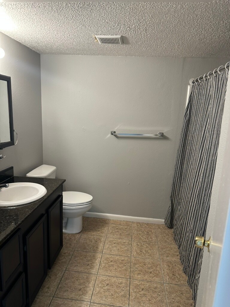 Shower and tub combo - 705 Edgar St