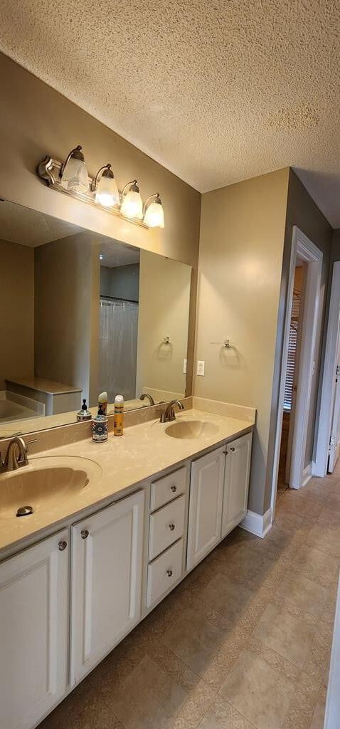 Building Photo - 1159 Shoreland Dr