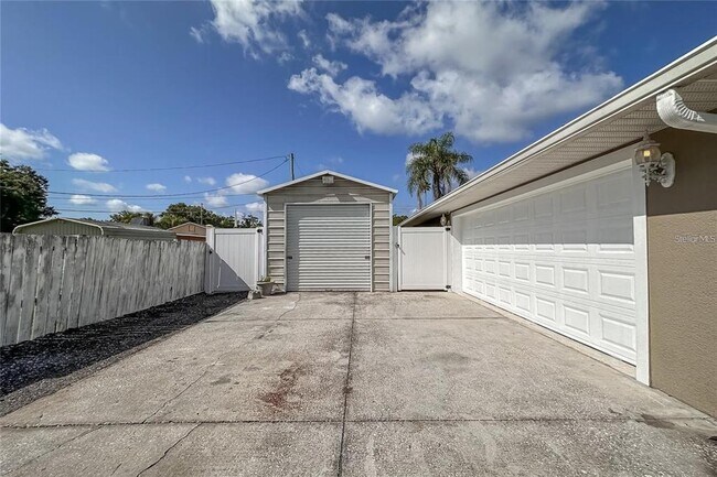 Building Photo - 5572 Myakka Ave