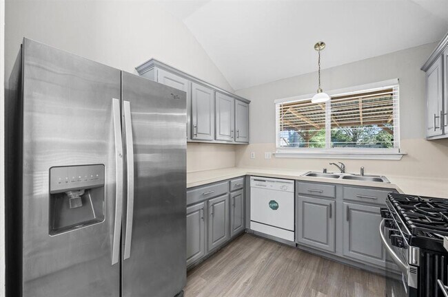 Building Photo - 3215 Rockdale Dr