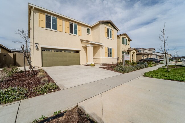 Building Photo - BEAUTIFUL 5BR 3BATH