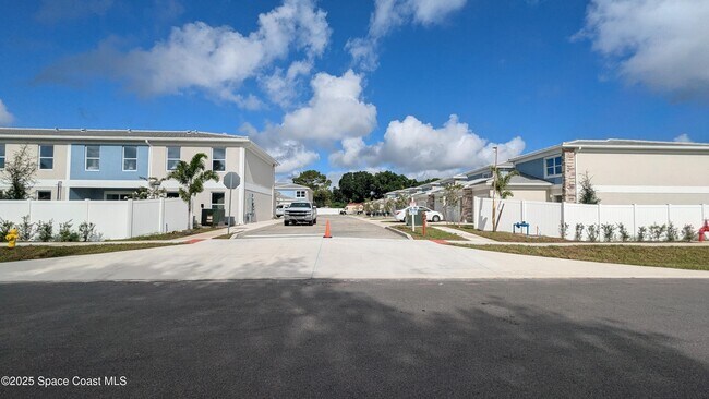 Building Photo - 1635 Par St NE