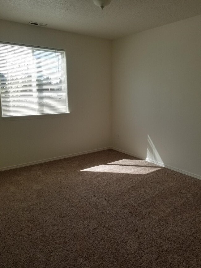Building Photo - 3 bedroom 2.5 bath home