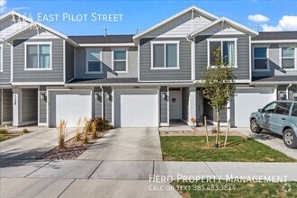 Building Photo - Fantastic Gorgeous Townhome! HALF OFF FIRS...