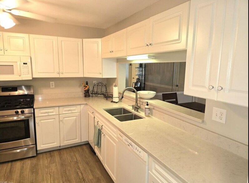 Building Photo - 2236 Lesner Cres
