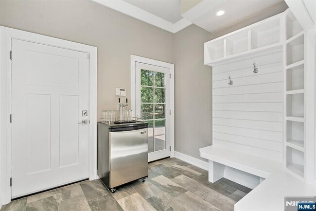 Building Photo - 4 Brookview Ct