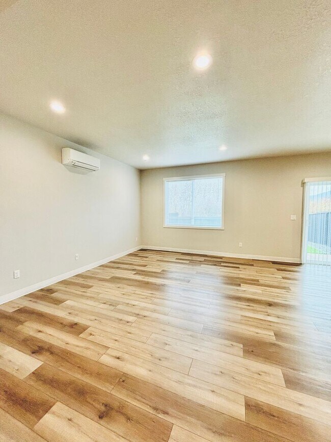 Building Photo - 2418 Leonard Ln