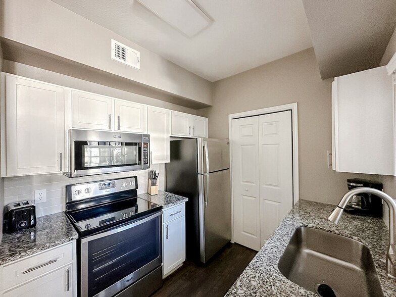 Building Photo - 6225 Saratoga Blvd