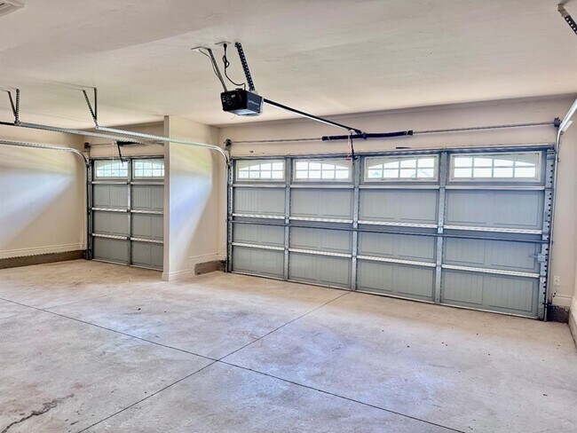Building Photo - 2433 Santa Monica St