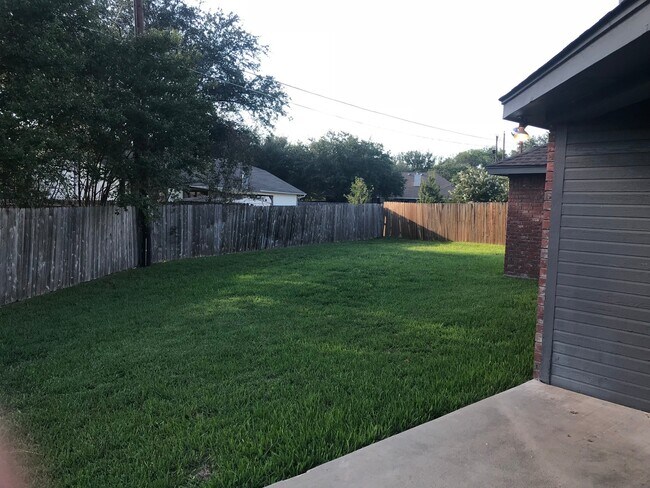 Building Photo - 3/2 super clean and move in ready in MIDWAY ISD