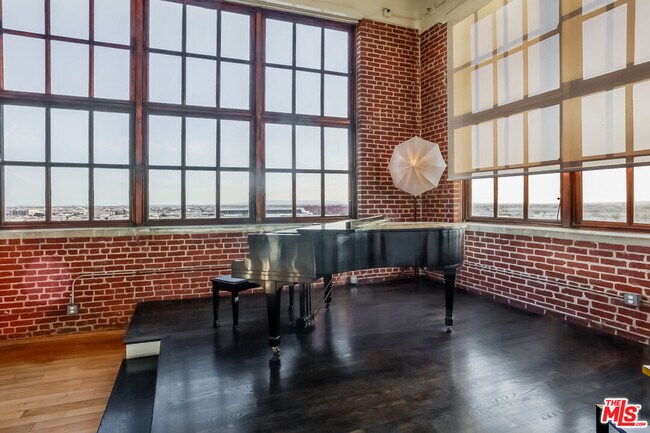 Building Photo - 1850 Industrial St