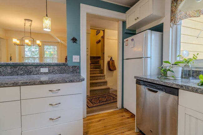 Building Photo - Fully-Furnished Retreat in the Heart of Su...