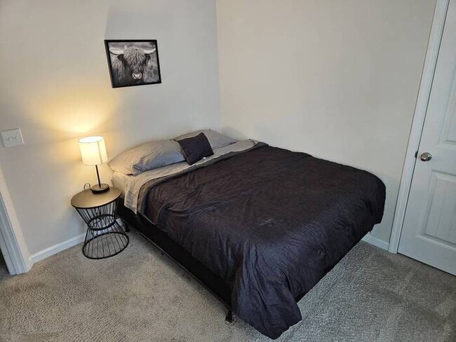 Building Photo - Furnished rental