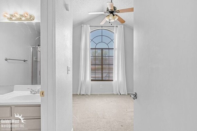 Building Photo - Bright 2Bdm 2.5Ba Townhome at Villa de Paz!
