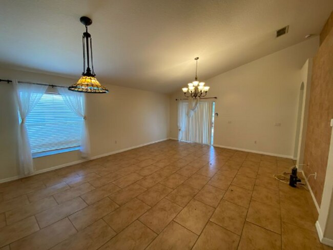 Building Photo - 3 Bedroom 2 bath Home in Cypress Lakes