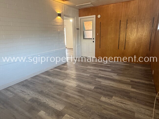 Building Photo - 2202 W Palmaire Ave
