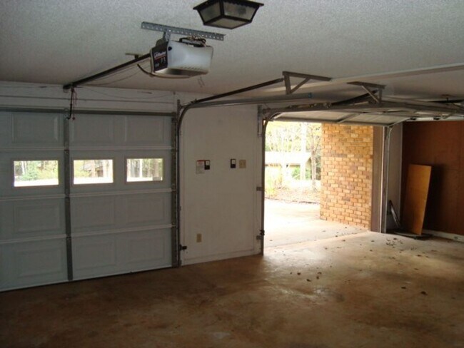 Building Photo - Charming 4BR/2.5BA Retreat on 2 Acres-Available Now!