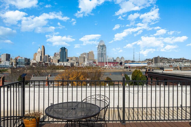 Building Photo - 323 E 2nd St