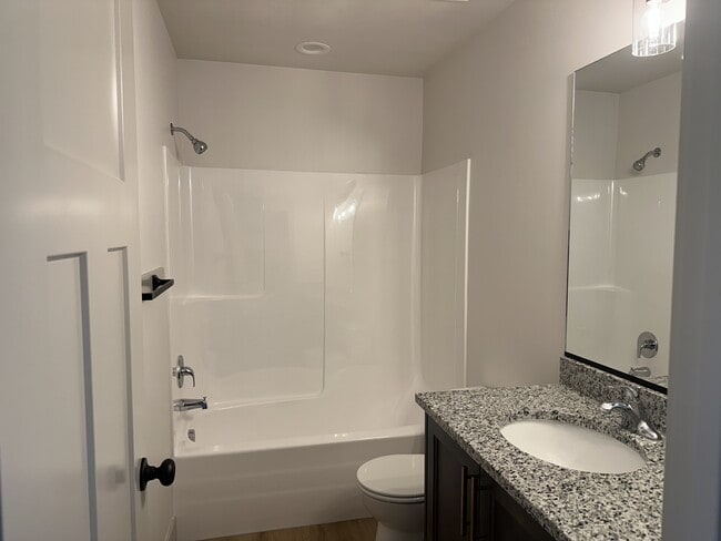 Building Photo - 852 250 N