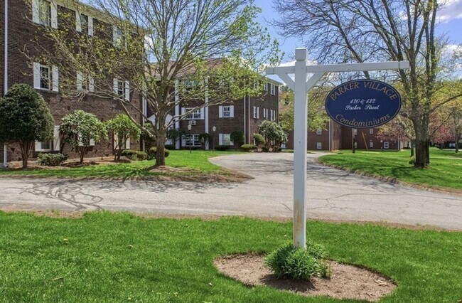 Building Photo - 132 Parker St