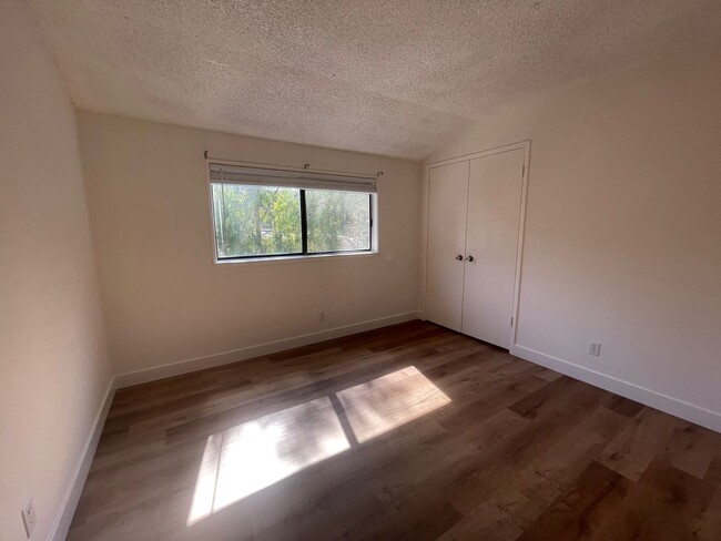 Building Photo - 5 bedroom Pet Friendly remodeled home in P...