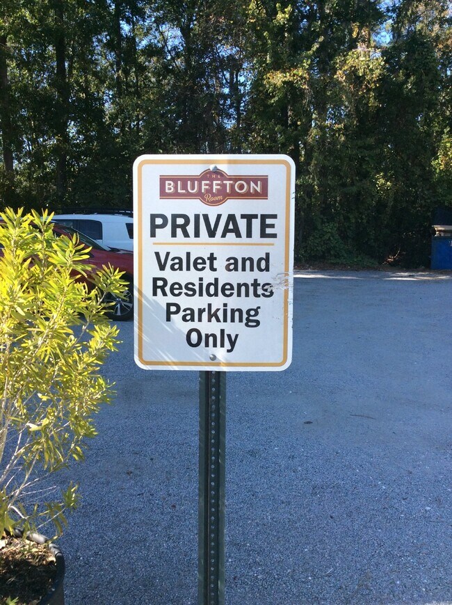 Building Photo - Two Bedroom Condo in the Heart of the Bluffton Promenade!