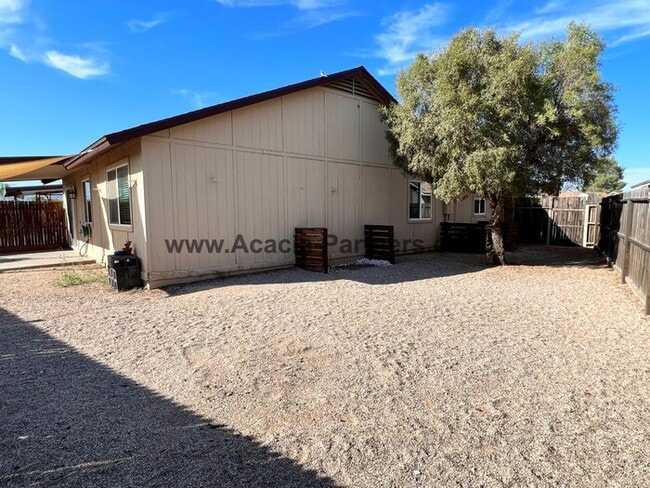 Building Photo - Remodeled Townhome