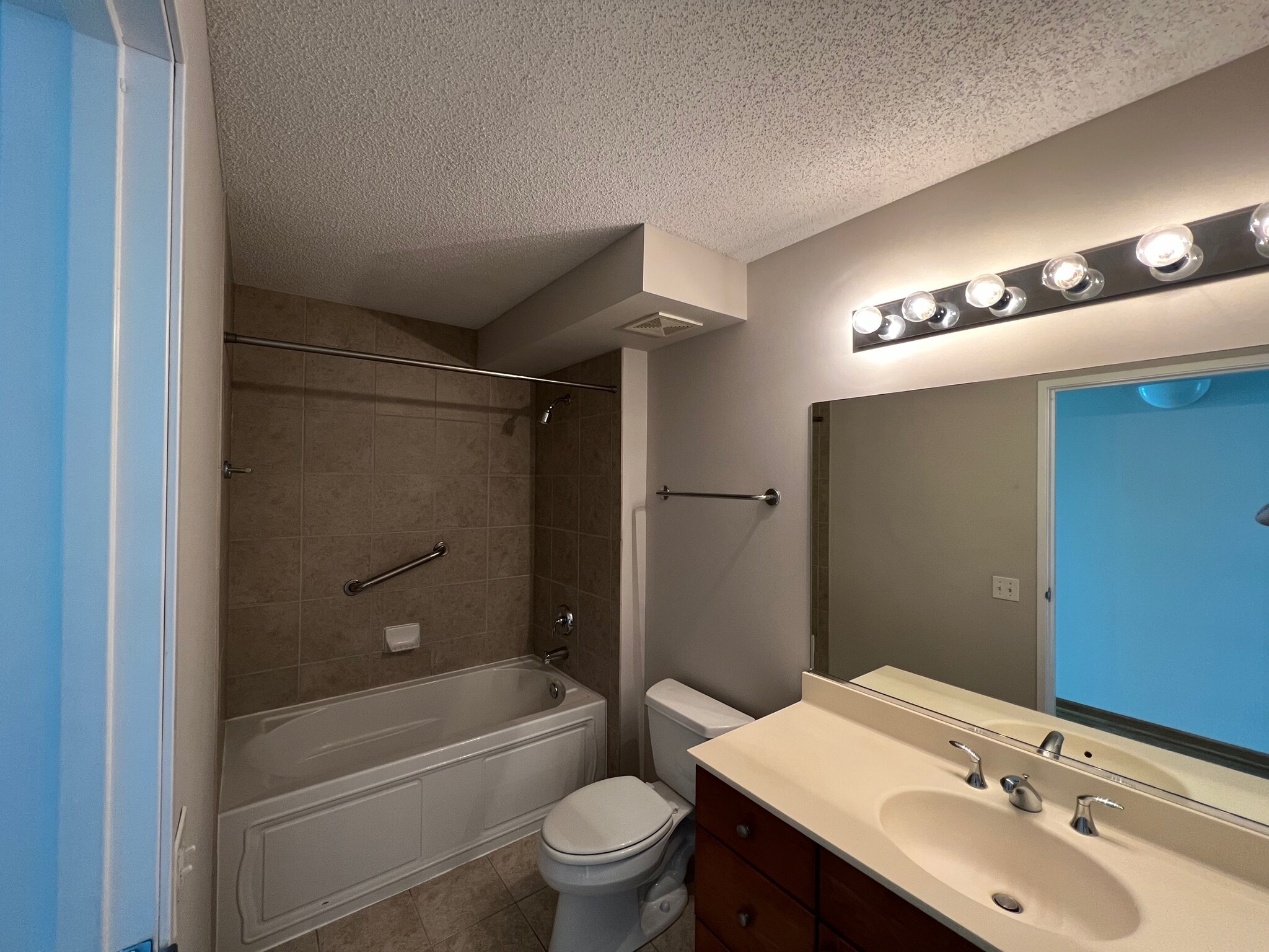 Building Photo - 9715 Woods Dr