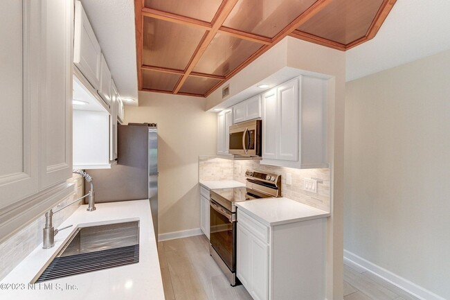 Building Photo - This beautifully remodeled 2 bedroom, 2 ba...