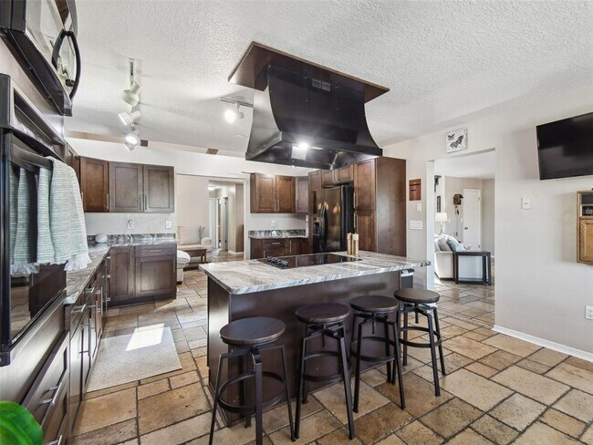 Building Photo - 6241 Bayside Dr