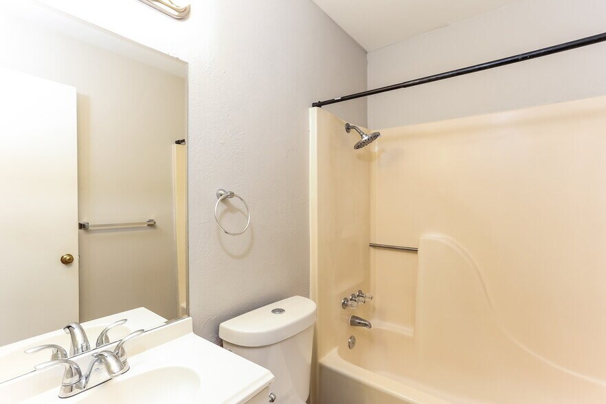 Building Photo - 704 Brookhaven Dr