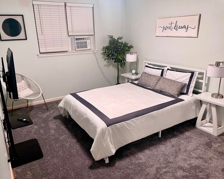 Building Photo - 35 S Oak Ave