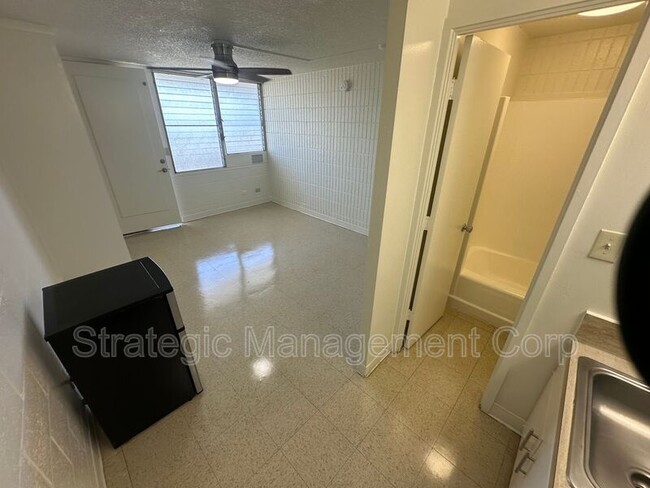 Building Photo - 1301 Lusitana St