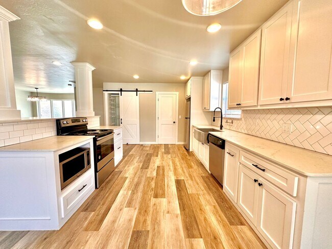 Building Photo - 4 Bed Spacious Midwest city House