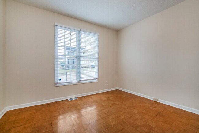 Building Photo - 813 Hanska Way