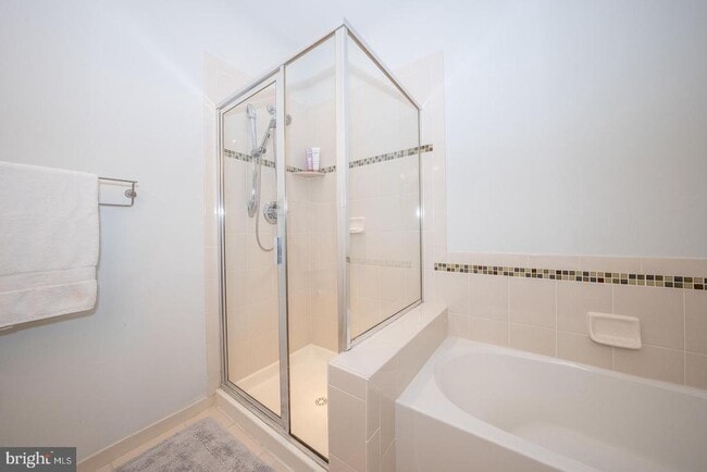 Building Photo - 300 W Elm St