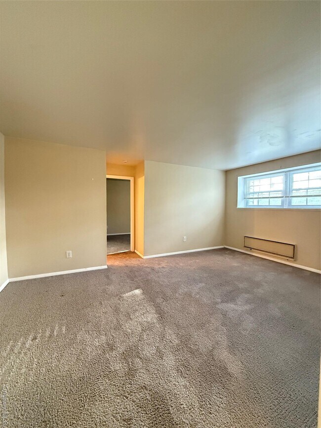 Building Photo - 33 Oak St